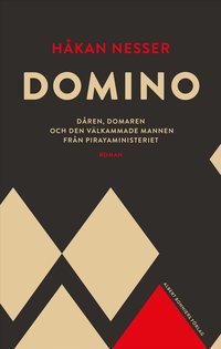 Omslaget till Domino : Dåren, domaren och den välkammade mannen från pirayaministeriet av Håkan Nesser