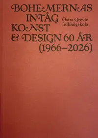 Omslaget till Bohemernas intåg : konst & design 60 år (1966-2026) Östra Grevie folkhögskola av Dan Jönsson, Leif Holmstrand och Sune Nordgren