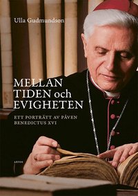 Omslaget till Mellan tiden och evigheten : ett porträtt av påven Benedictus XVI av Ulla Gudmundson