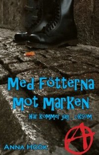 Omslaget till Med fötterna mot marken : Här kommer jag, liksom av Anna Höök
