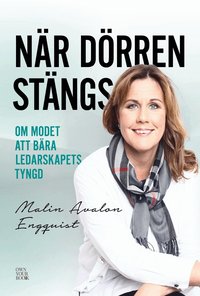 Omslaget till När dörren stängs : om modet att bära ledarskapets tyngd av Malin Avalon Engquist