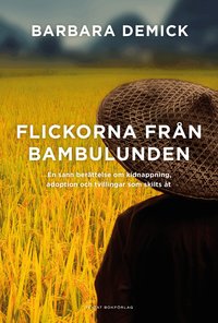 Omslaget till Flickorna från bambulunden : en sann berättelse om kidnappning, adoption och tvillingar som skilts åt av Barbara Demick